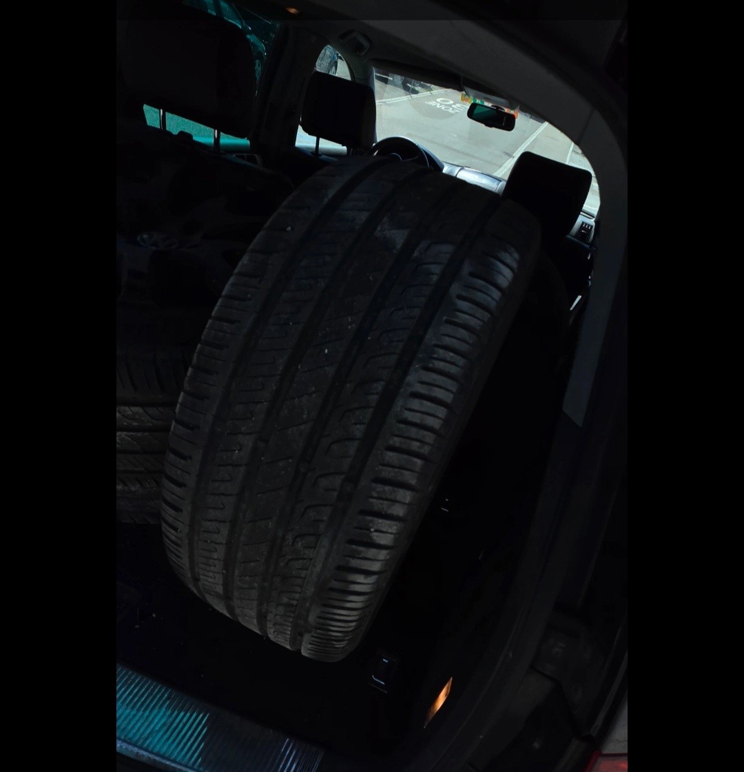 VW Touareg 4.2 V8 FSI Automatic-image-10