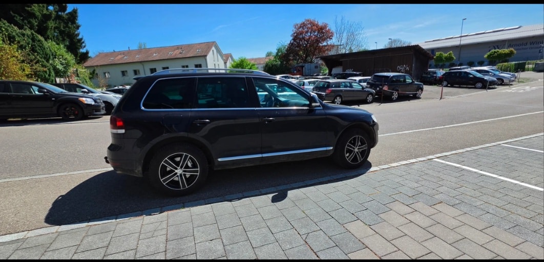 VW Touareg 4.2 V8 FSI Automatic-image-2