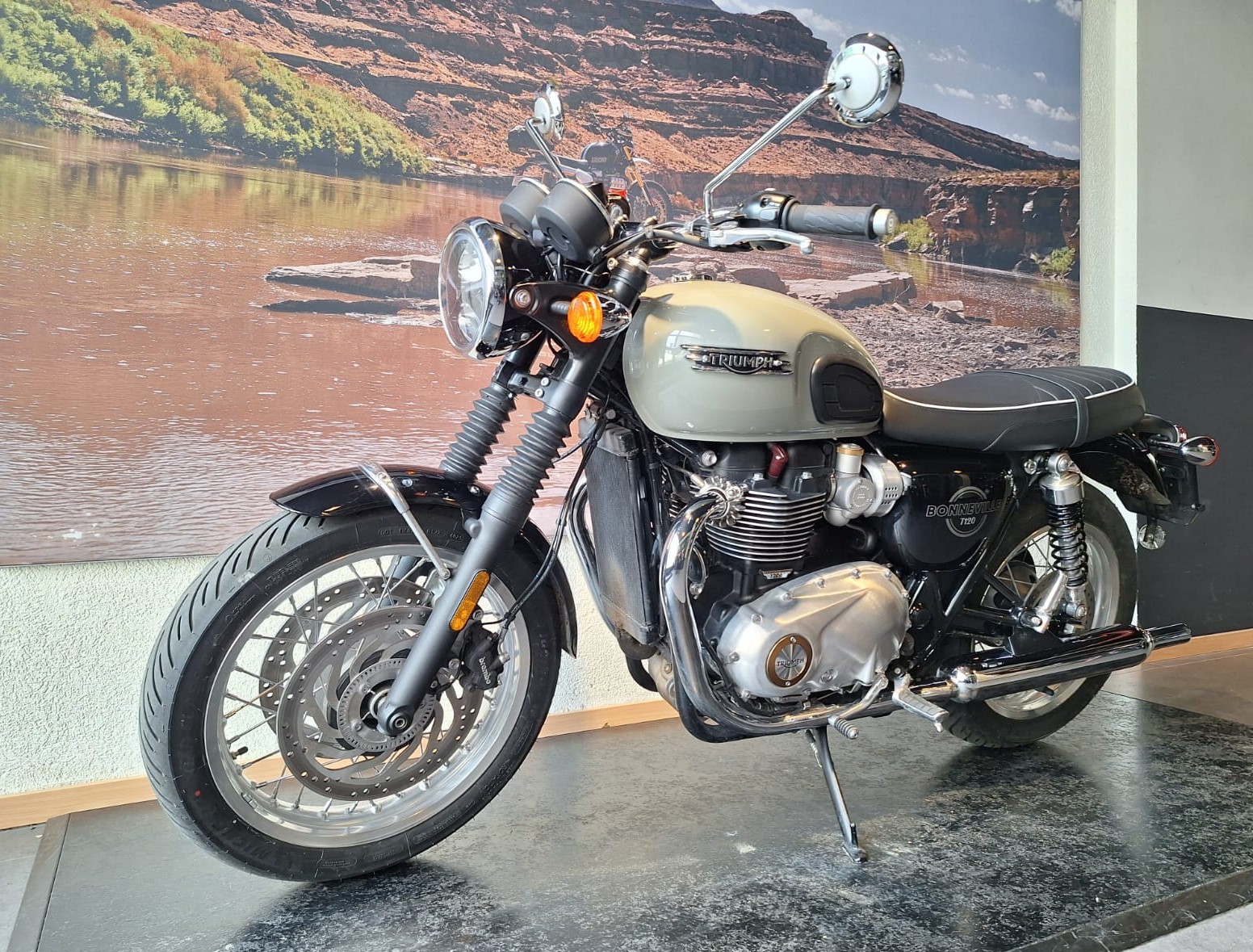 TRIUMPH Bonneville T120-showroom-element-3