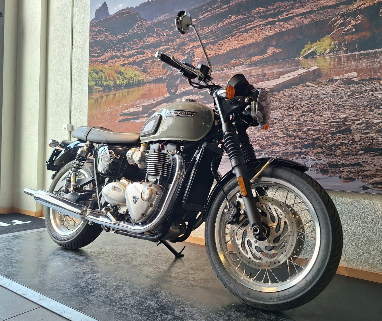 TRIUMPH Bonneville T120-showroom-element-1