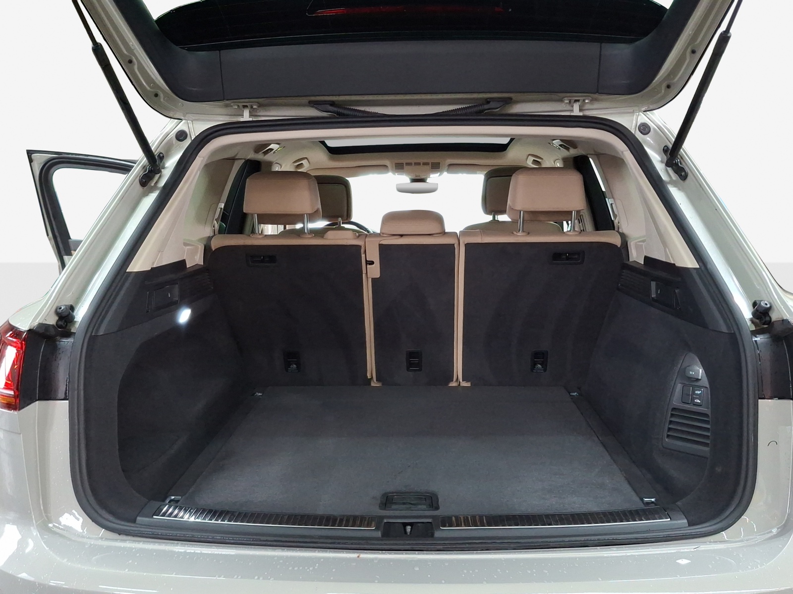VW Touareg 3.0 TSI Atmosphere Tiptronic-image-12