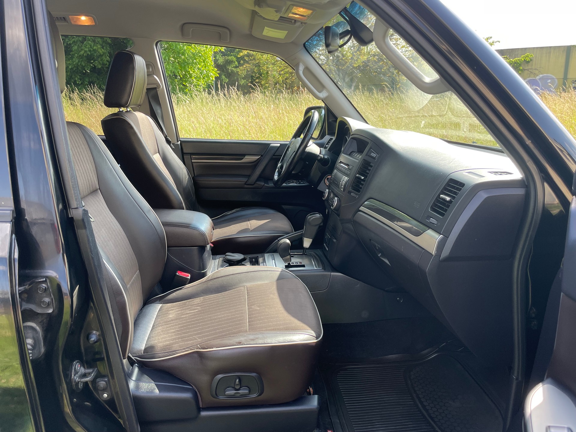 MITSUBISHI Pajero 3.2 DI-D Swiss Edition Automatic-image-7