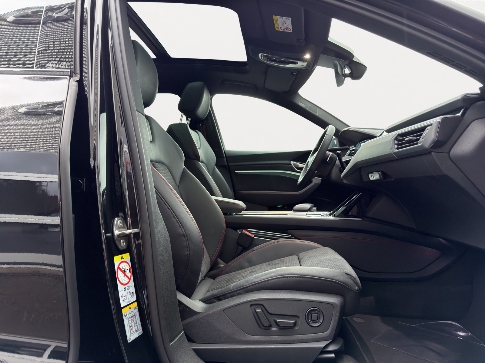 AUDI Q8 50 e-tron Black Edition-image-6