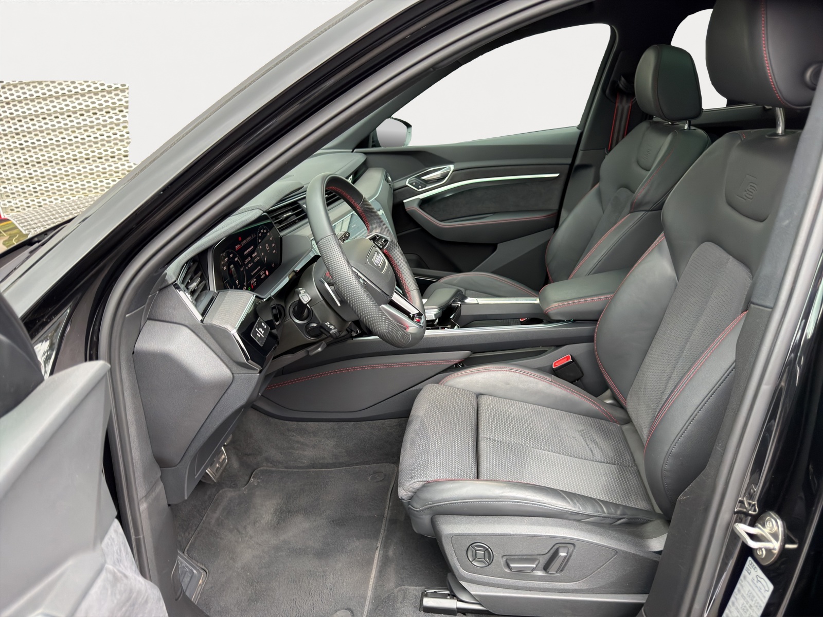 AUDI Q8 50 e-tron Black Edition-image-4