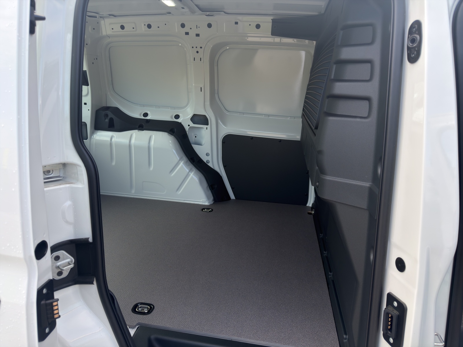 VW Caddy Cargo Entry 1.5eHyb 150 DSG-image-11