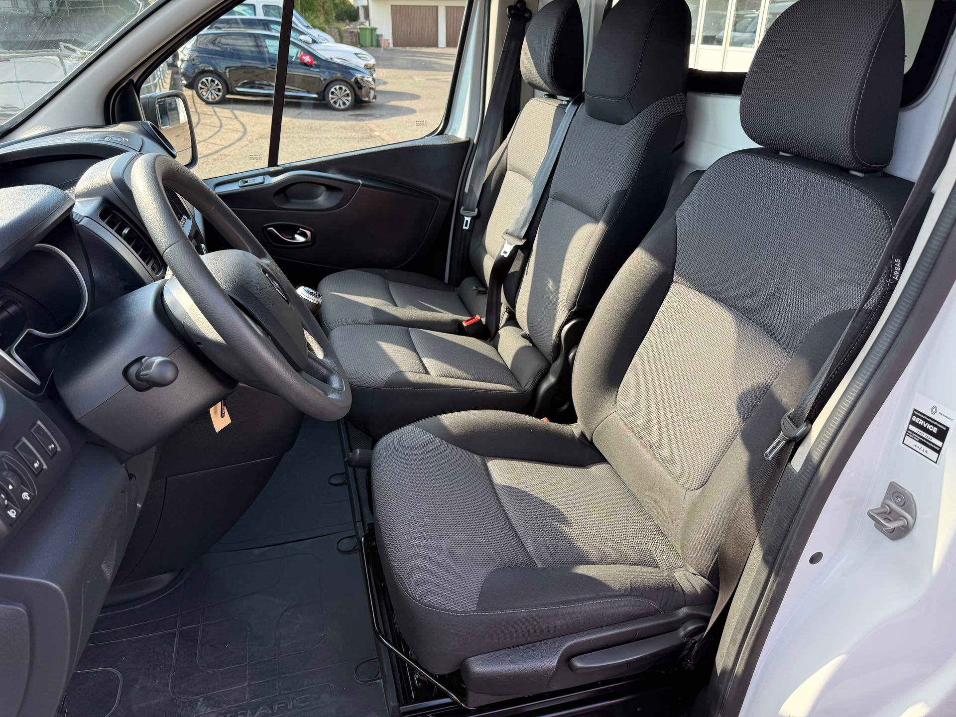 RENAULT Trafic 2.0 Energy dCi 120 3.0t Business L1H1-image-9