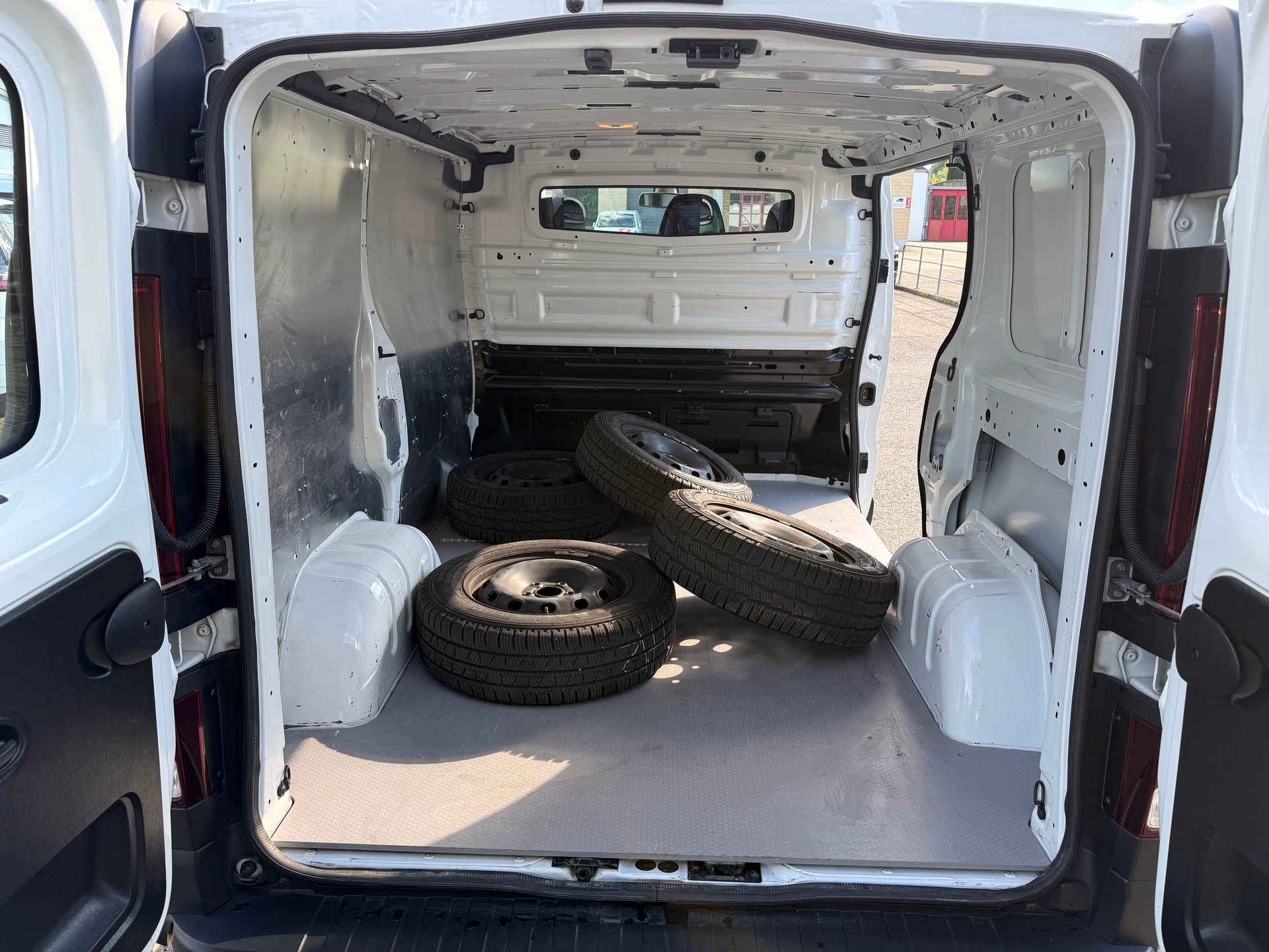 RENAULT Trafic 2.0 Energy dCi 120 3.0t Business L1H1-image-12