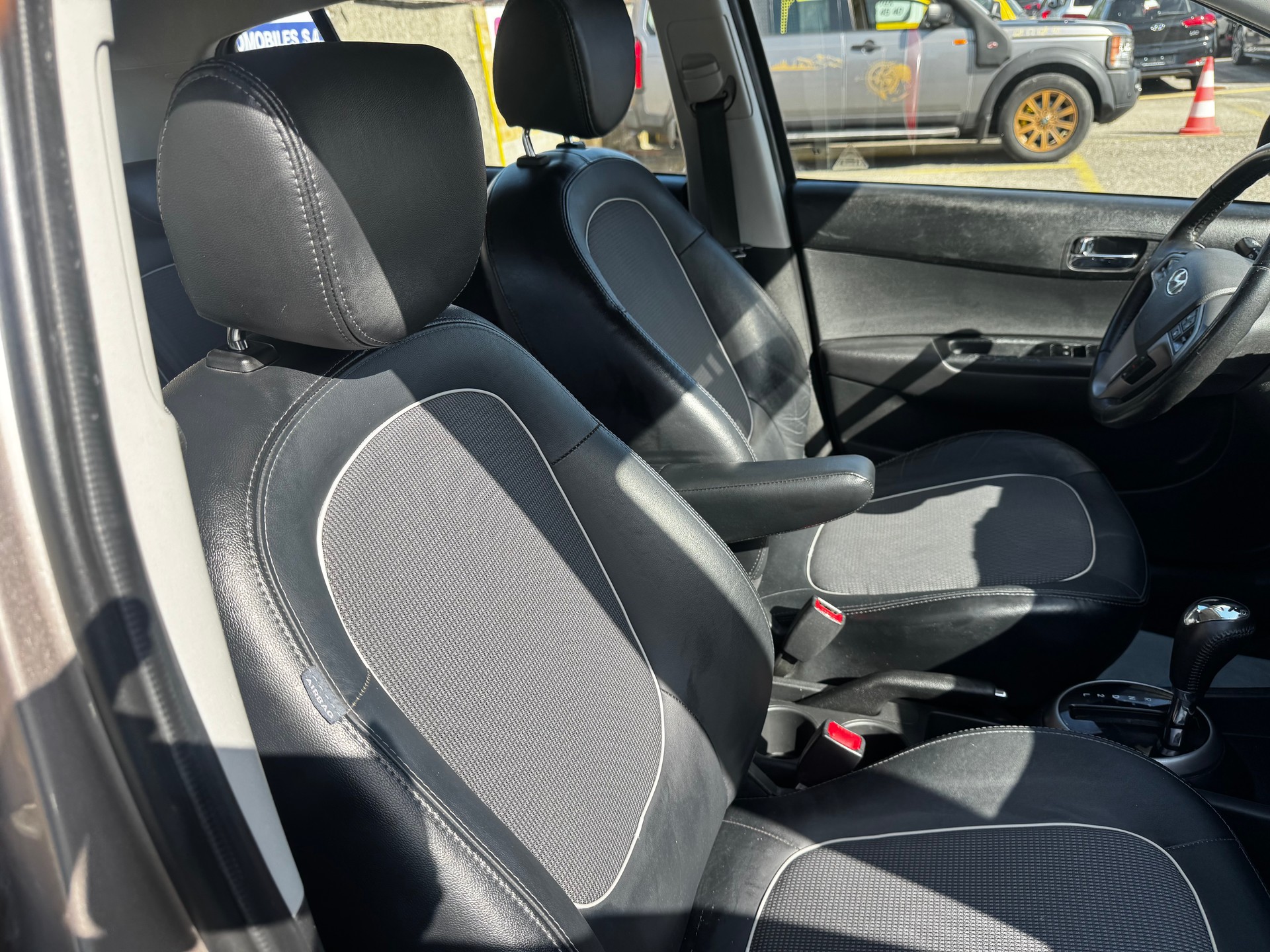 HYUNDAI i20 1.4 Premium Automatic-image-9