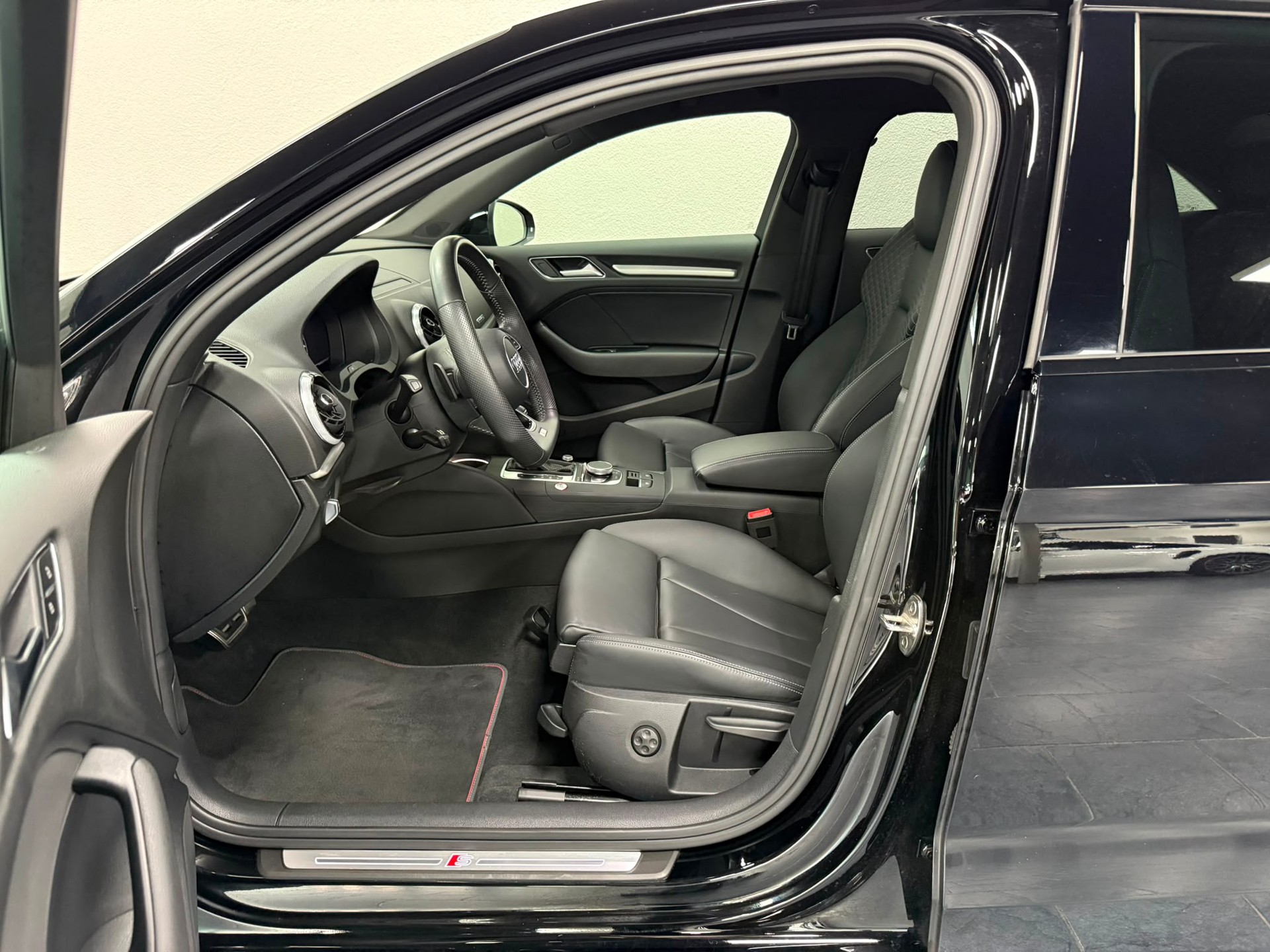 AUDI S3 Limousine 2.0 TFSI quattro S-tronic-image-9