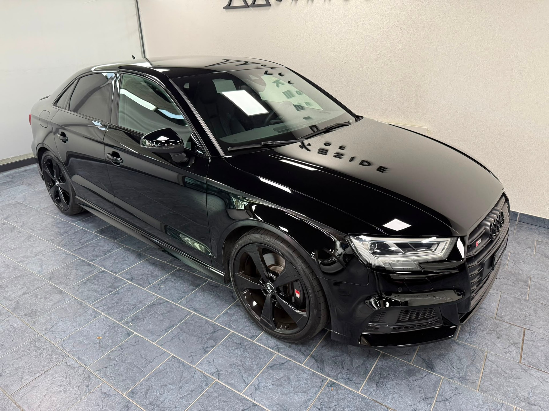 AUDI S3 Limousine 2.0 TFSI quattro S-tronic-image-2
