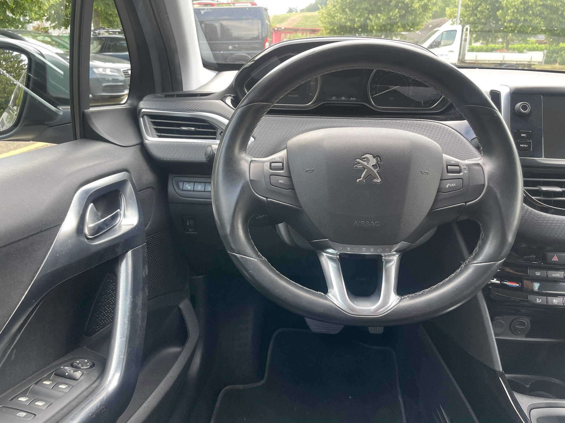 PEUGEOT 2008 1.2 PureTech Active EAT6-image-9