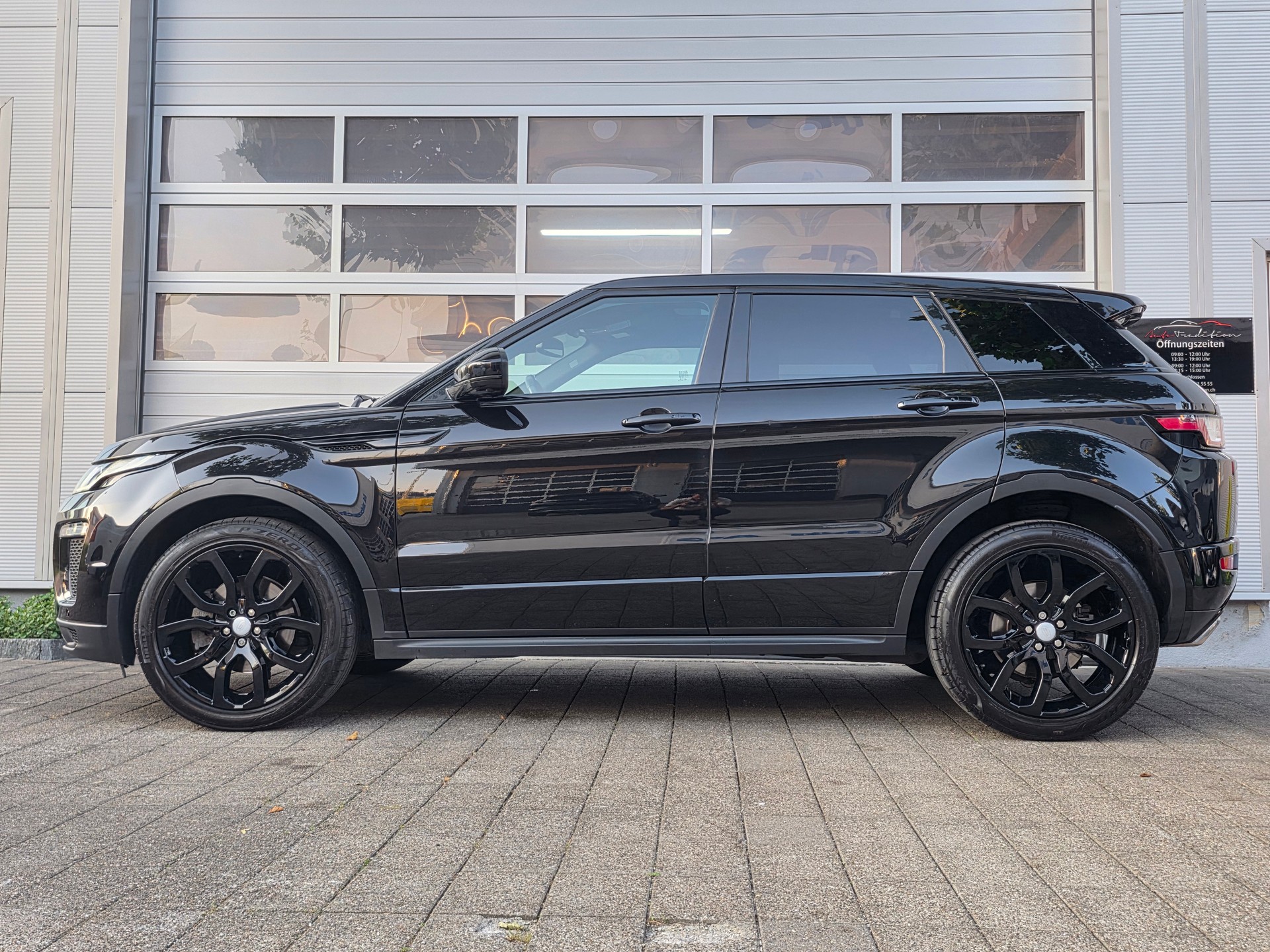 LAND ROVER Range Rover Evoque 2.0 TD4 HSE Dynamic ** BLACK EDITION -PANORAMADACH -MERDIAN SOUND -360° KAMERAS -KEYLESS -SPURASSIS.**-image-1