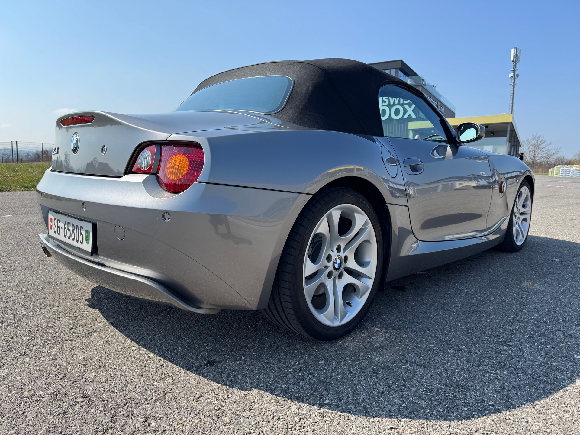 BMW 3.0i-image-4