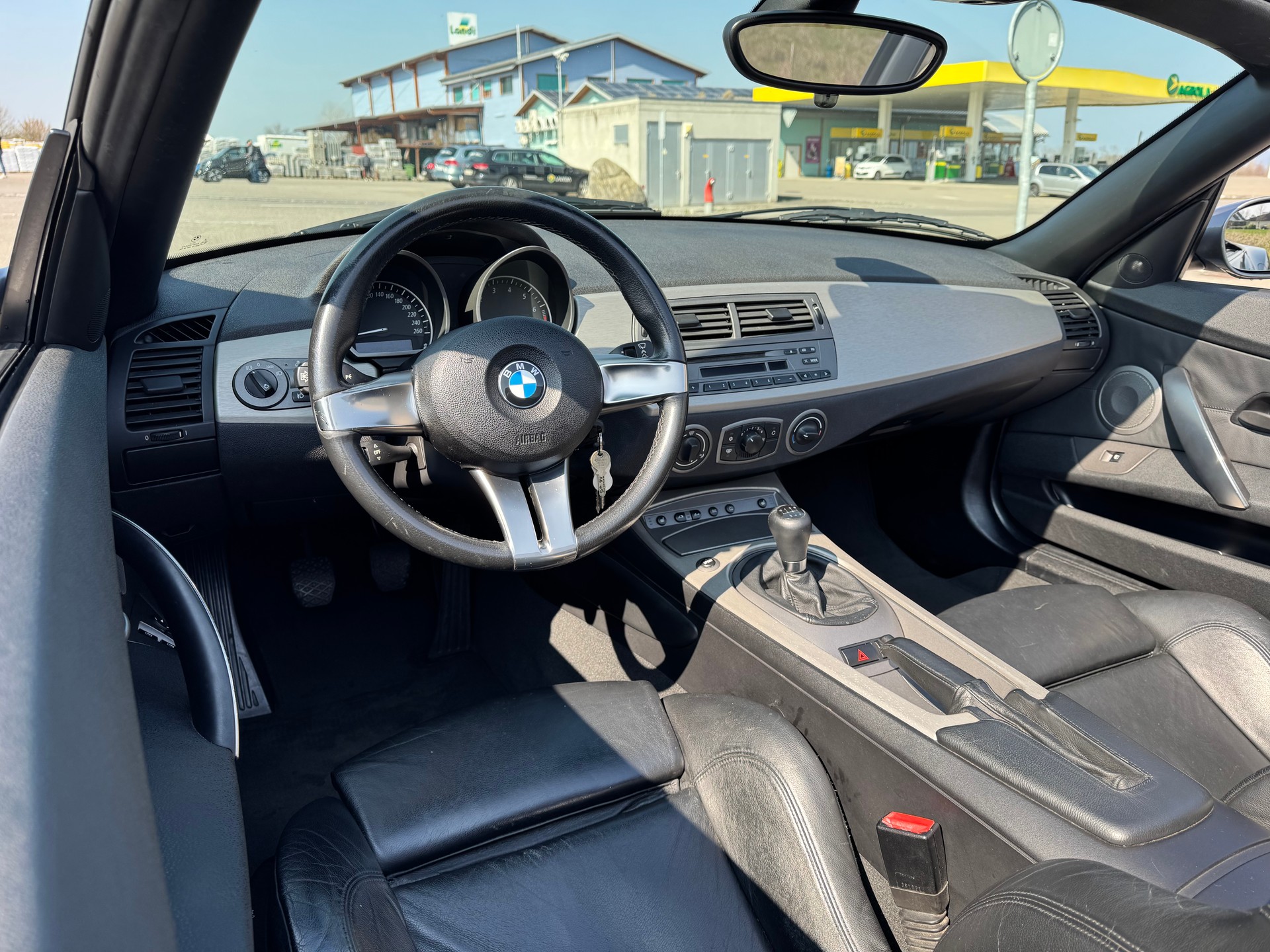 BMW 3.0i-image-10