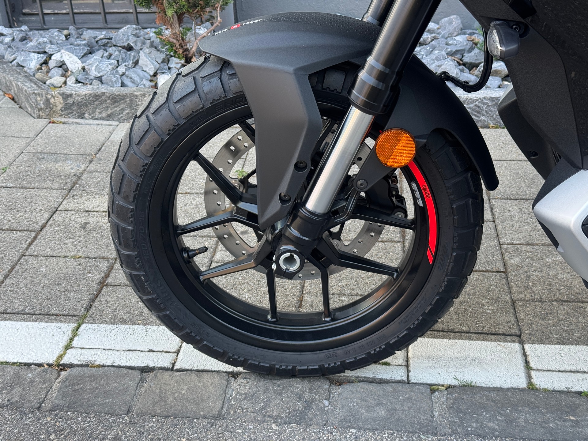 APRILIA SR-showroom-element-2
