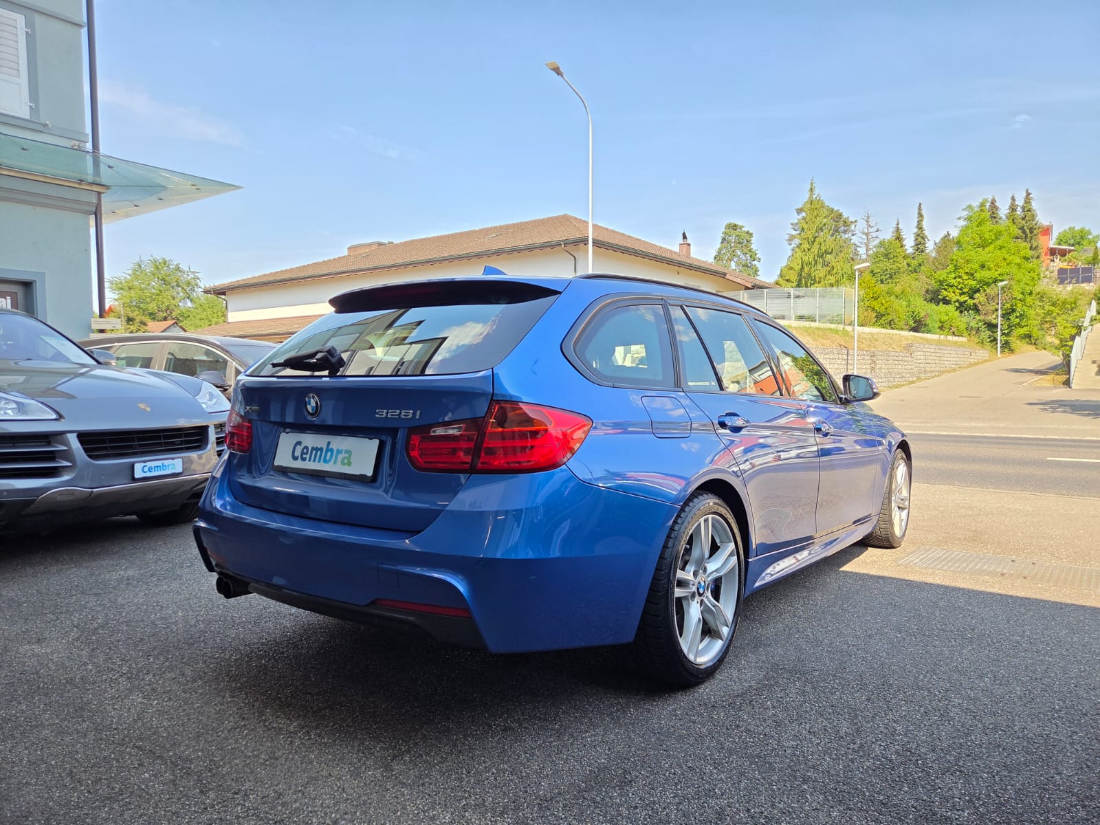BMW 328i xDrive Touring-image-4