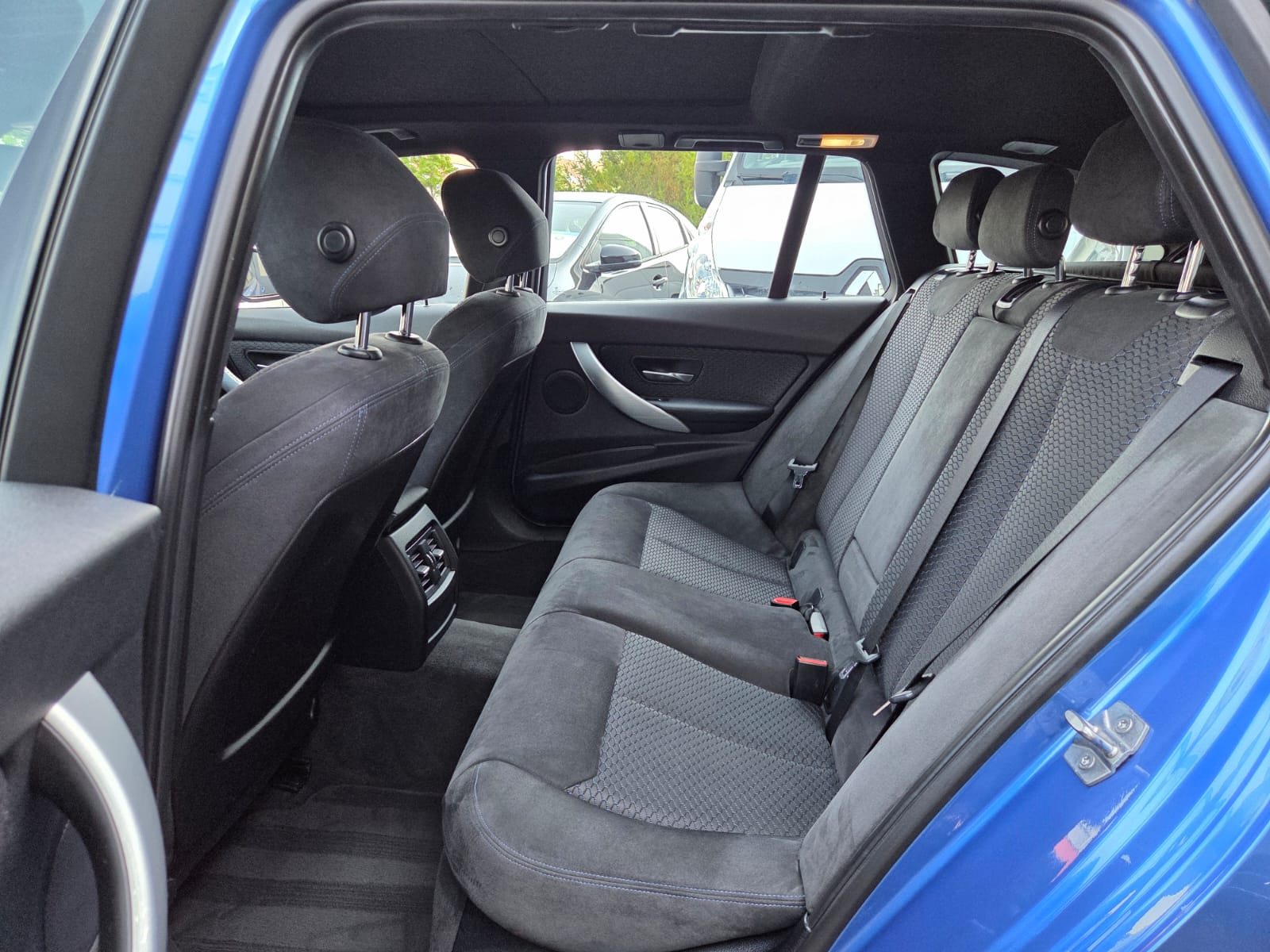 BMW 328i xDrive Touring-image-12