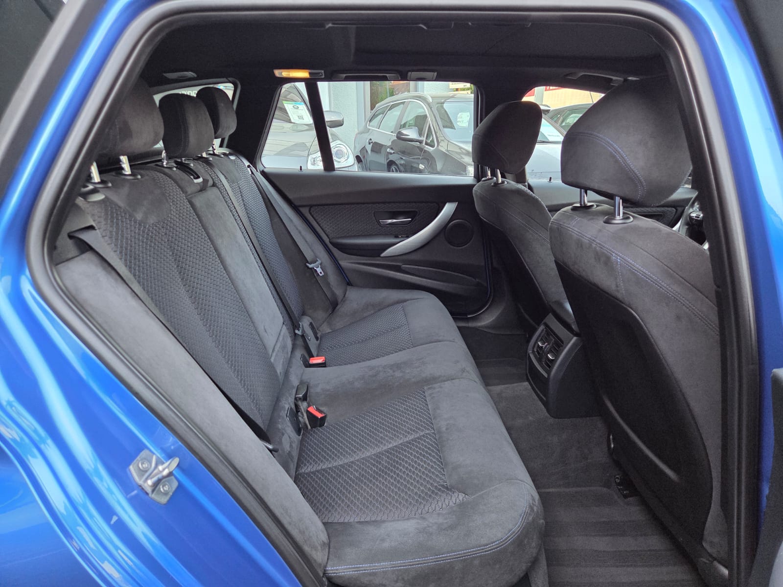 BMW 328i xDrive Touring-image-13