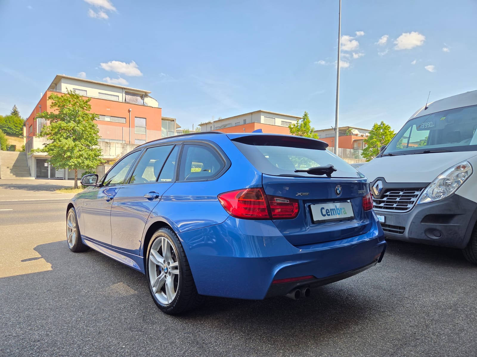 BMW 328i xDrive Touring-image-2