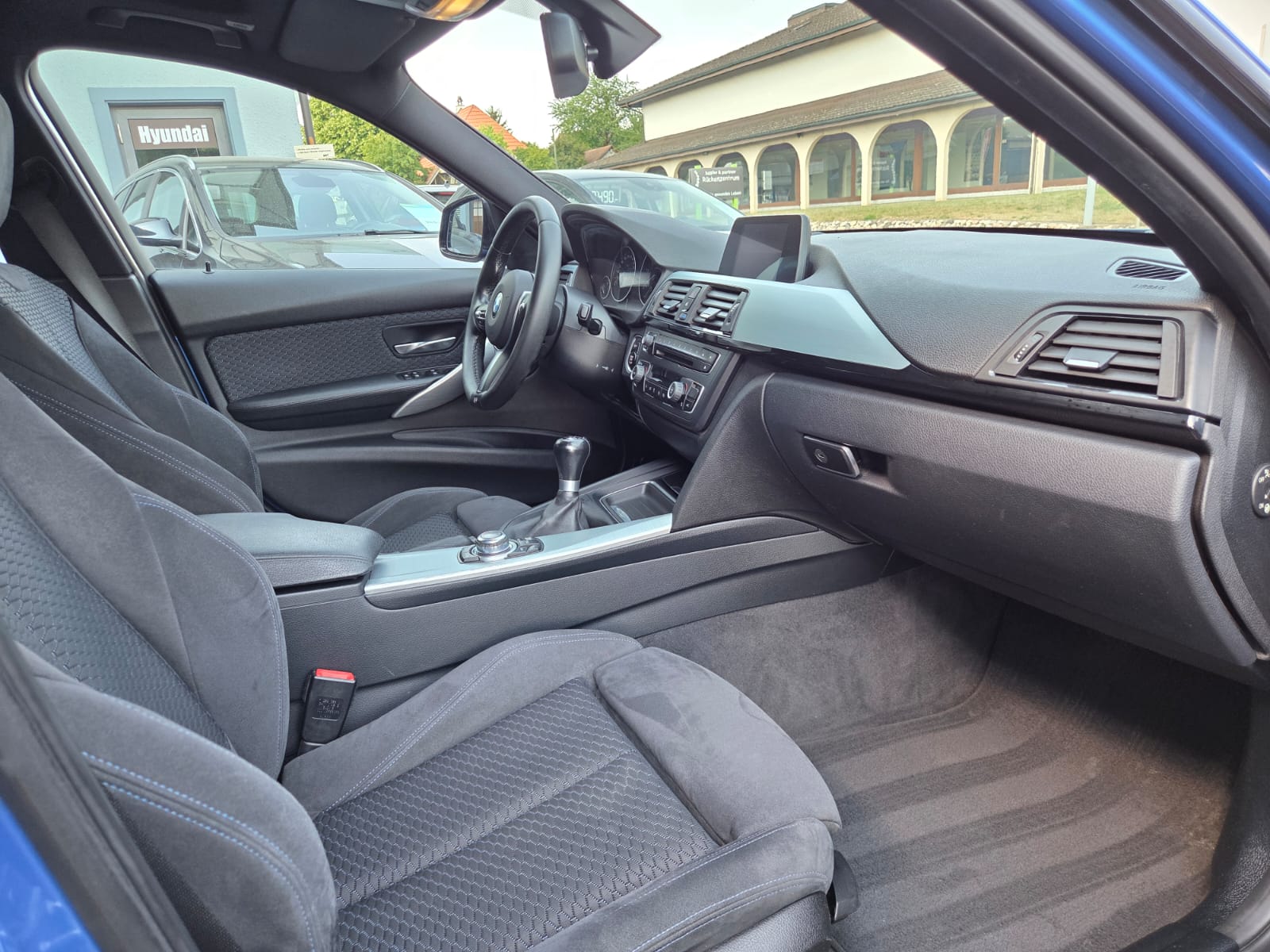 BMW 328i xDrive Touring-image-10