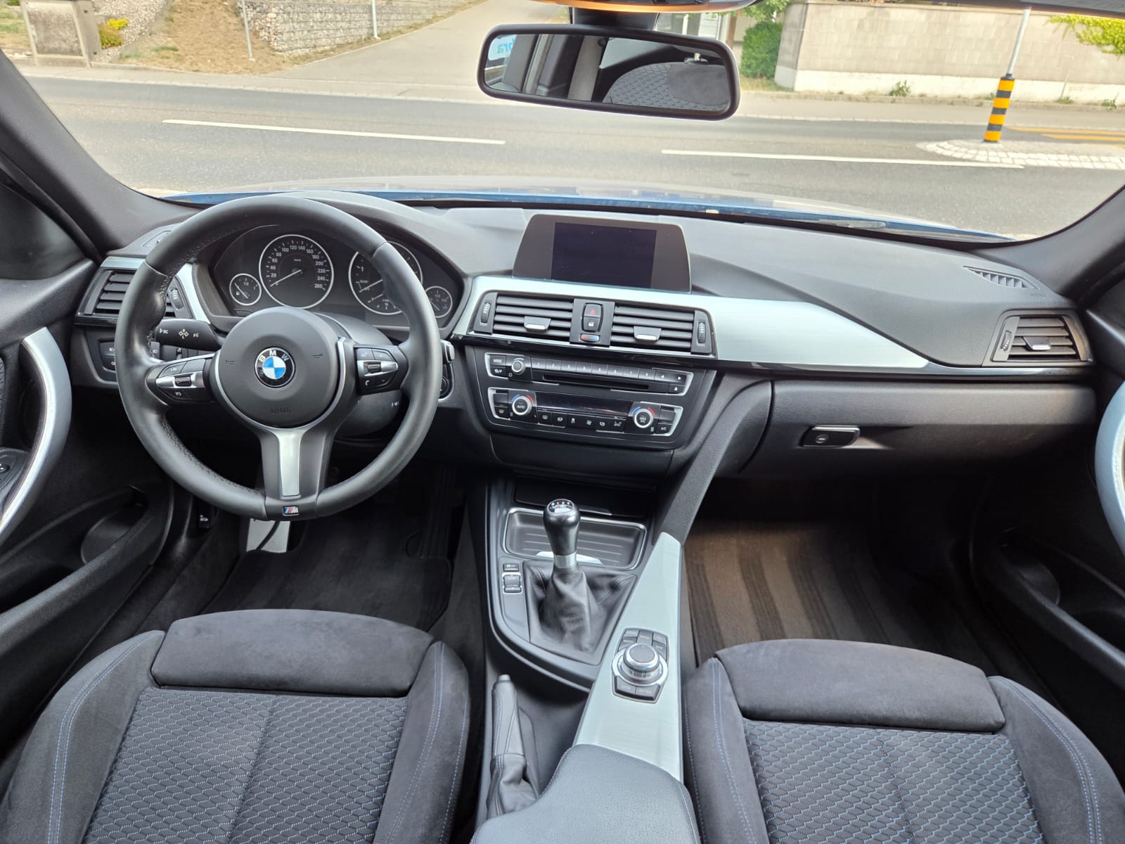 BMW 328i xDrive Touring-image-11