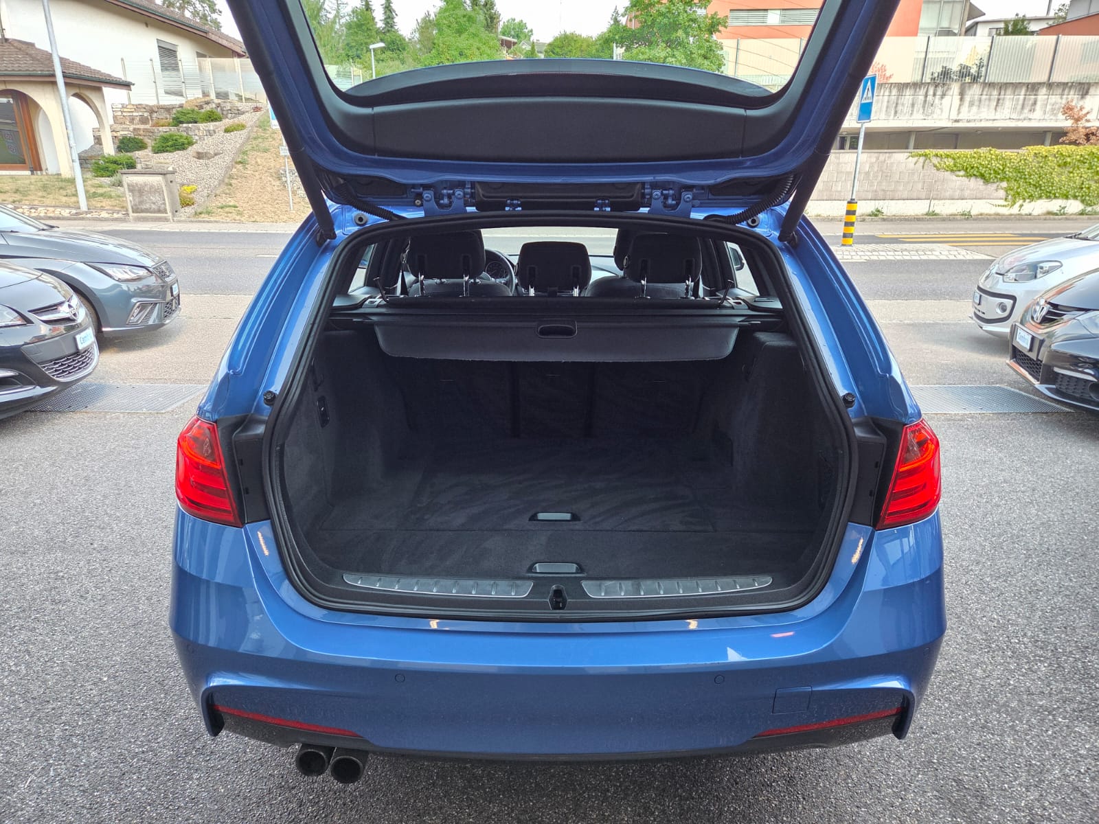 BMW 328i xDrive Touring-image-15