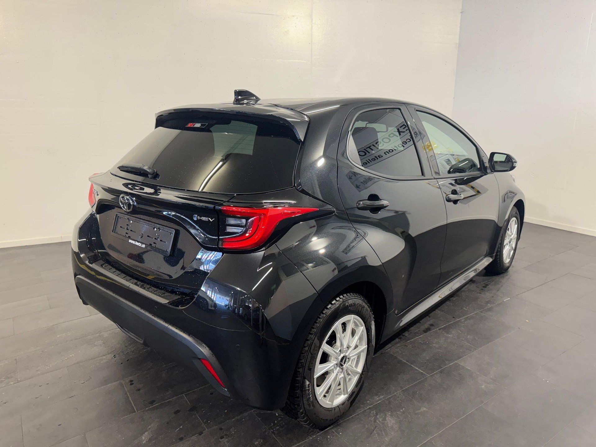 TOYOTA Yaris 1.5 VVT-i HSD Trend-image-1