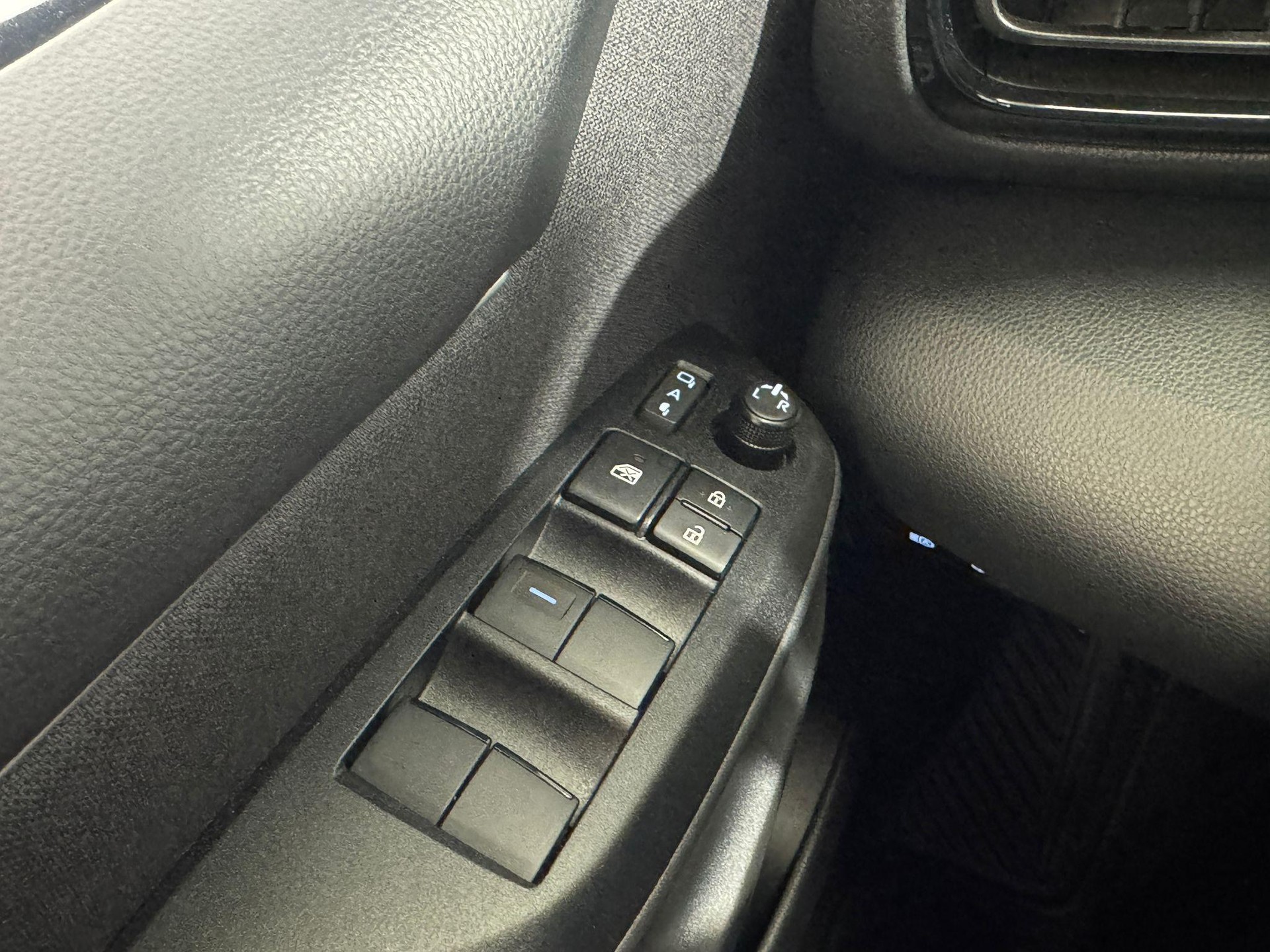 TOYOTA Yaris 1.5 VVT-i HSD Trend-image-10