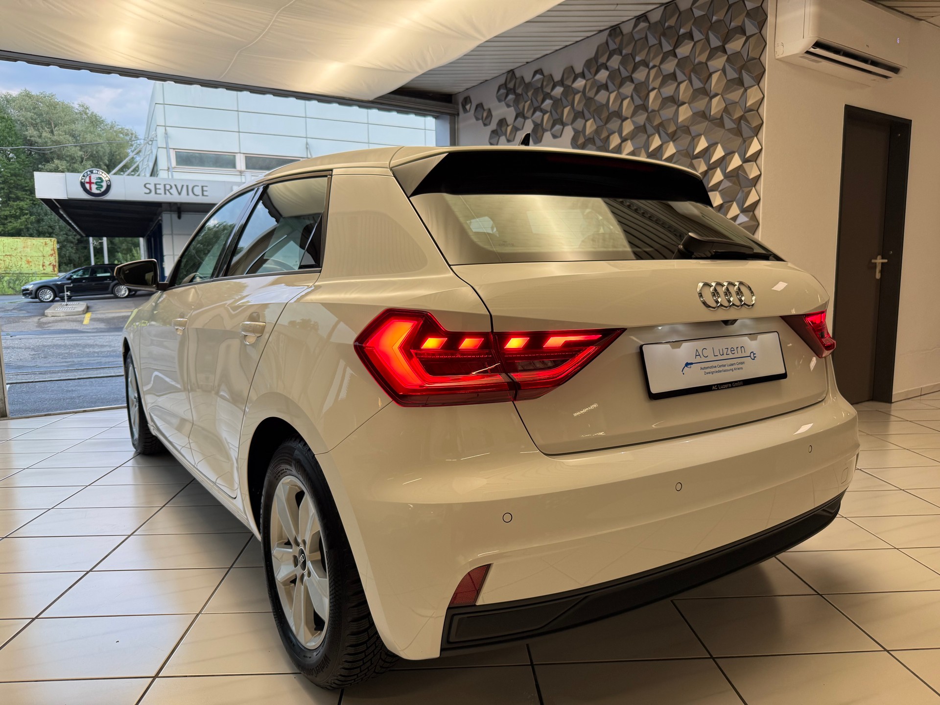 AUDI A1 Sportback 30 TFSI S-Line Attraction S-tronic-showroom-element-1