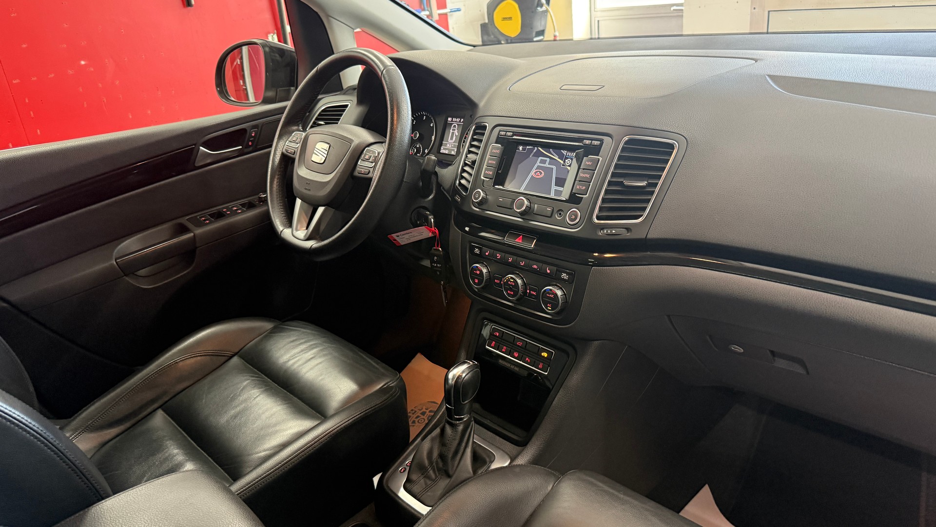 SEAT Alhambra 2.0 TDI Style DSG, frisch ab MFK, Servicegepflegt, Leder, AHK 2.2T Panorama 7 Sitze u.v.m-image-13