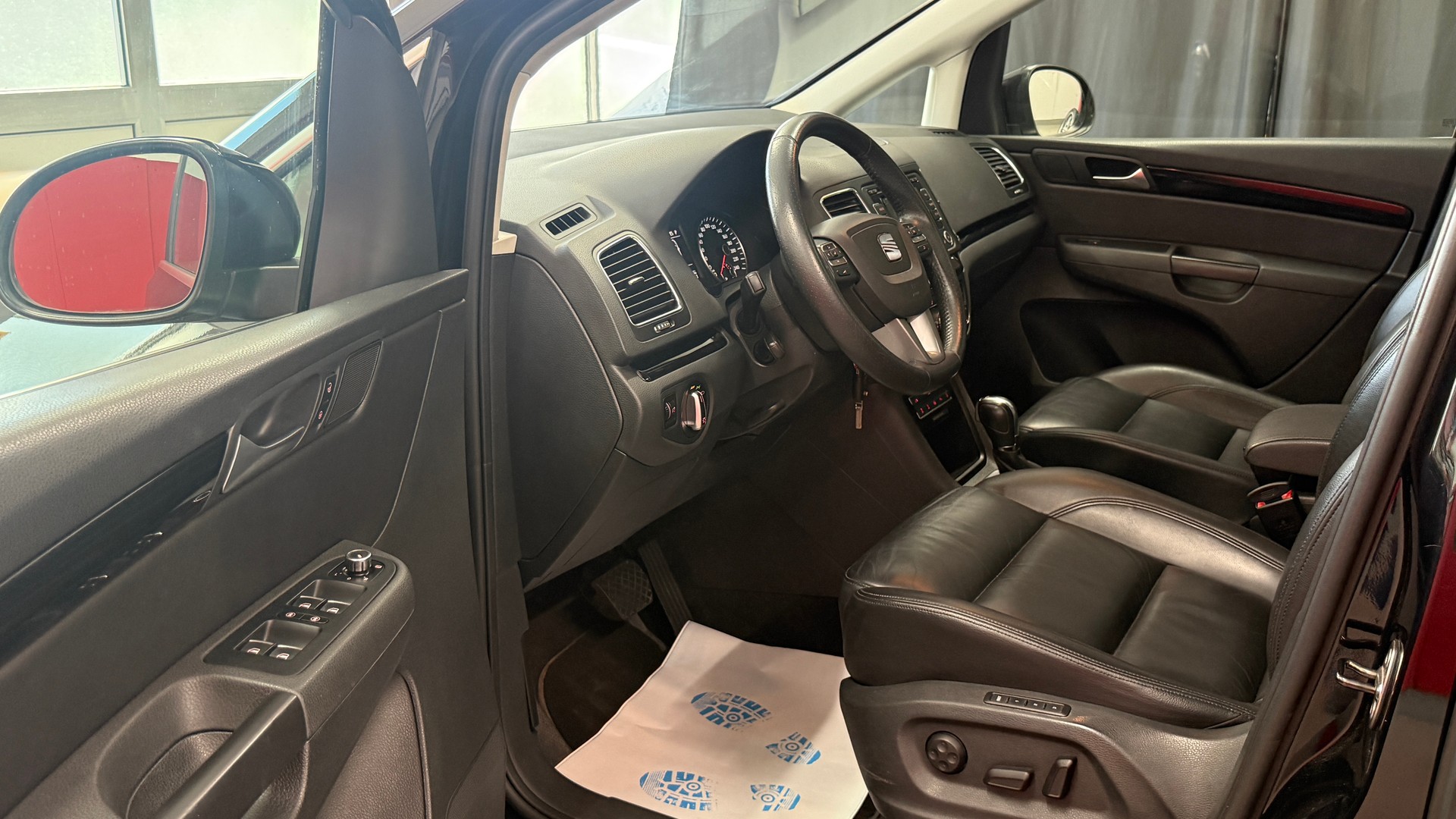 SEAT Alhambra 2.0 TDI Style DSG, frisch ab MFK, Servicegepflegt, Leder, AHK 2.2T Panorama 7 Sitze u.v.m-image-9