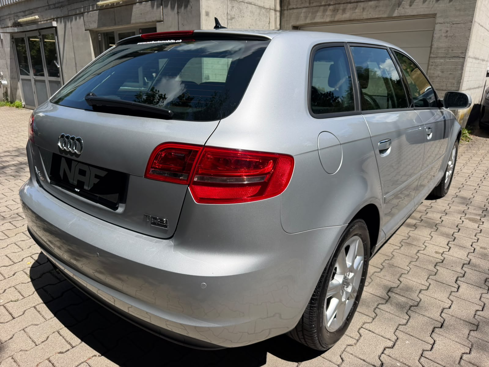 AUDI A3 Sportback 2.0 TFSI Ambiente quattro S-tronic-image-4