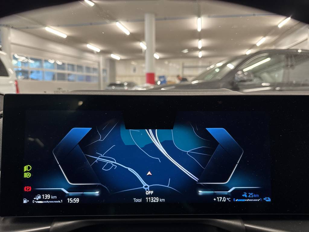 BMW 330e x DriveTouring Steptronic M Sport-image-14