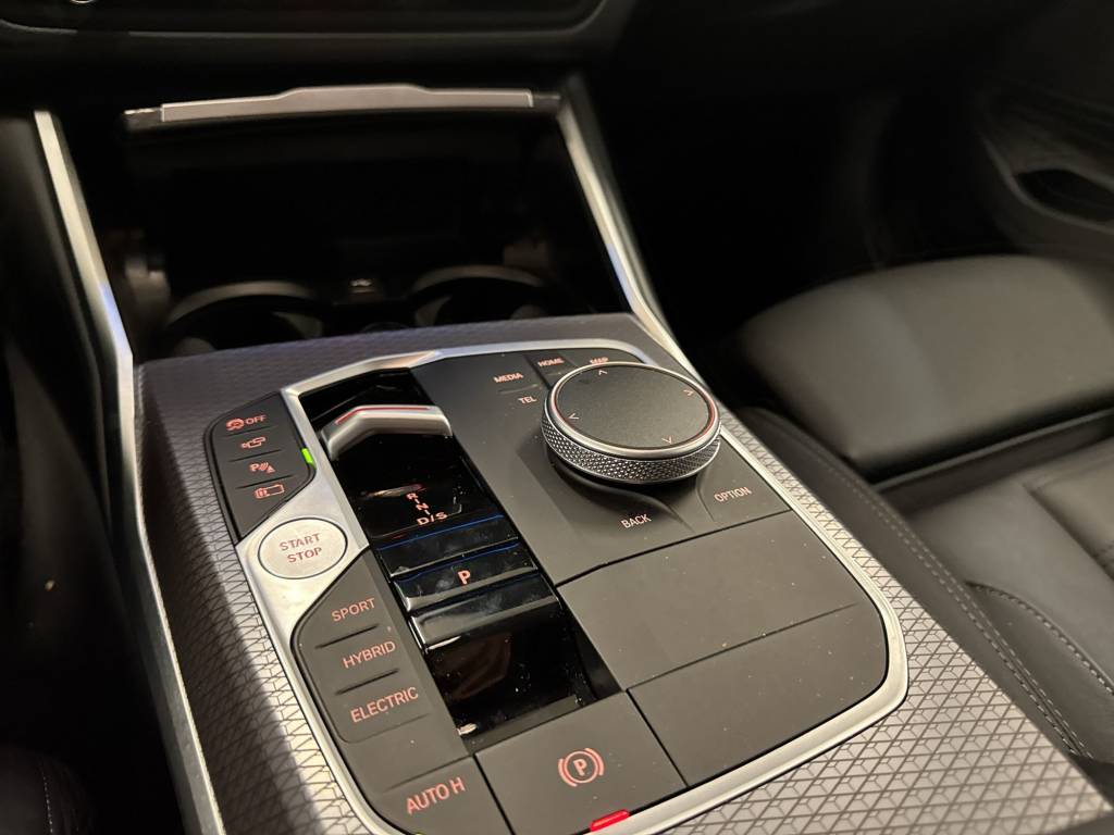 BMW 330e x DriveTouring Steptronic M Sport-image-13