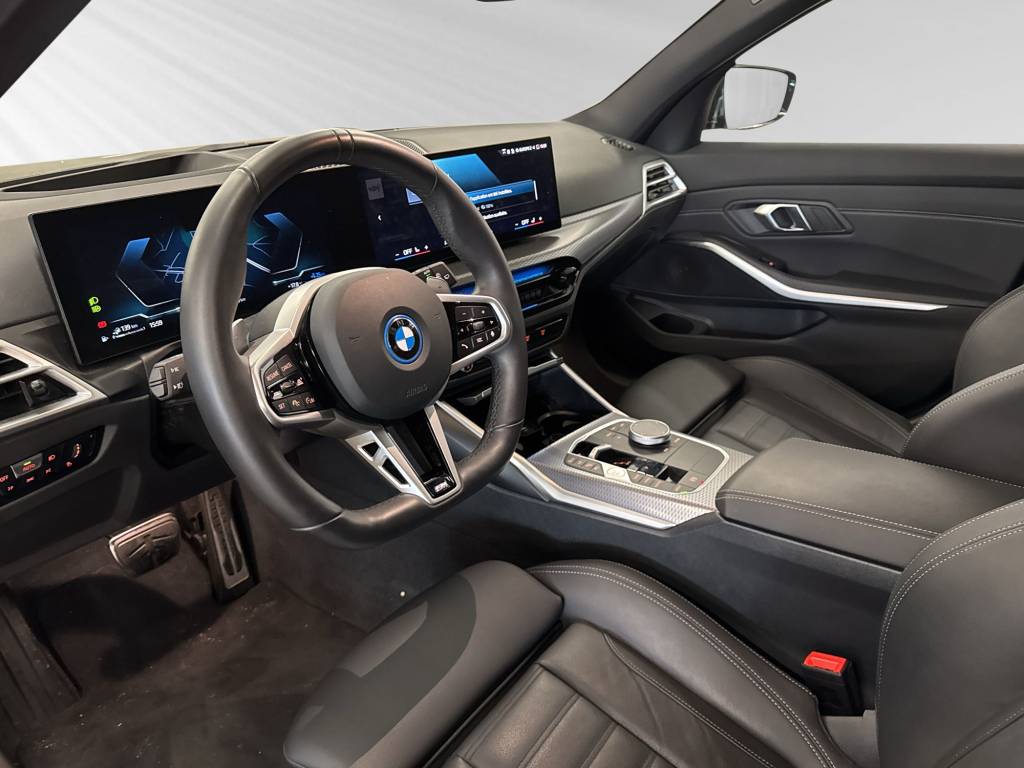 BMW 330e x DriveTouring Steptronic M Sport-image-4