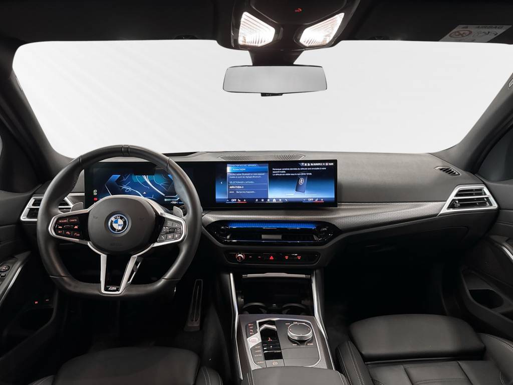 BMW 330e x DriveTouring Steptronic M Sport-image-6