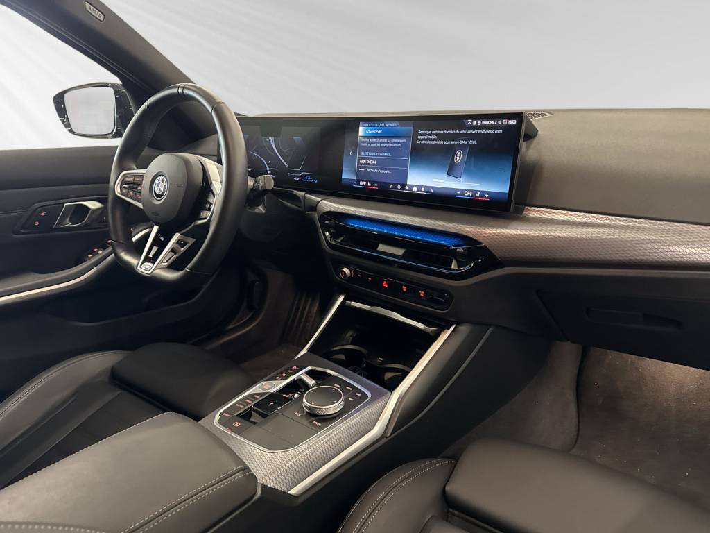 BMW 330e x DriveTouring Steptronic M Sport-image-5