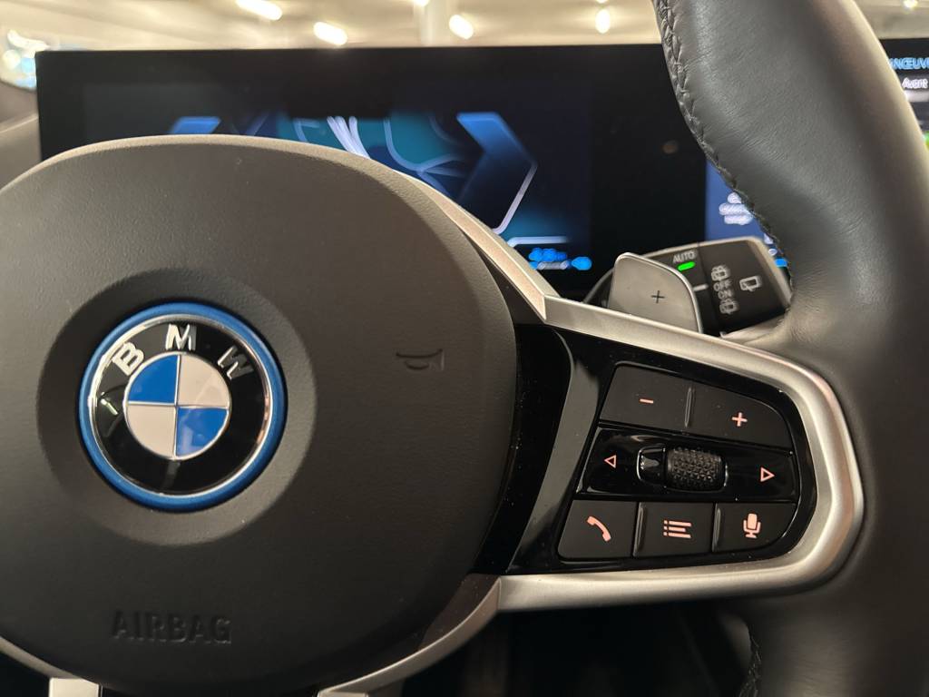 BMW 330e x DriveTouring Steptronic M Sport-image-16