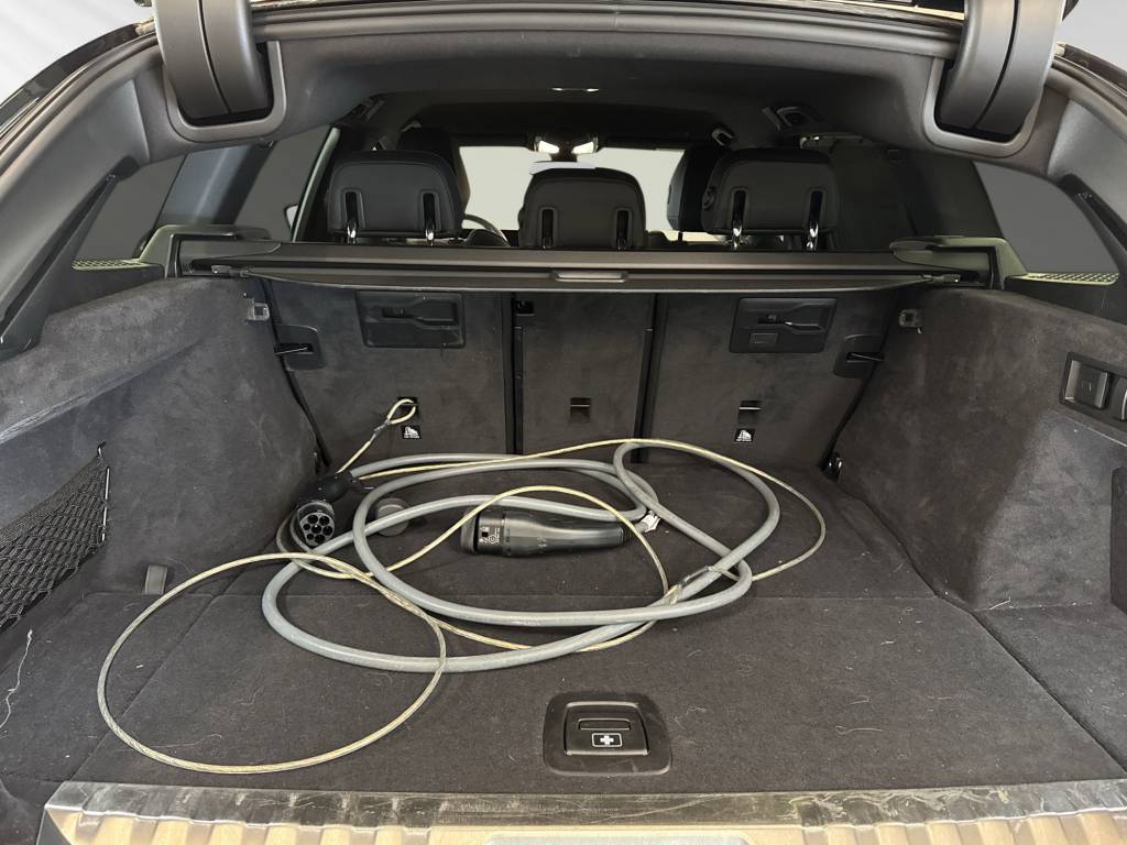 BMW 330e x DriveTouring Steptronic M Sport-image-8