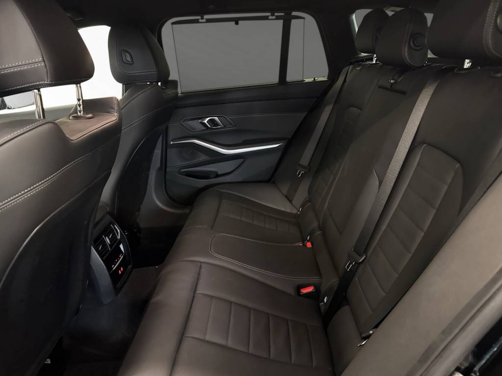 BMW 330e x DriveTouring Steptronic M Sport-image-7