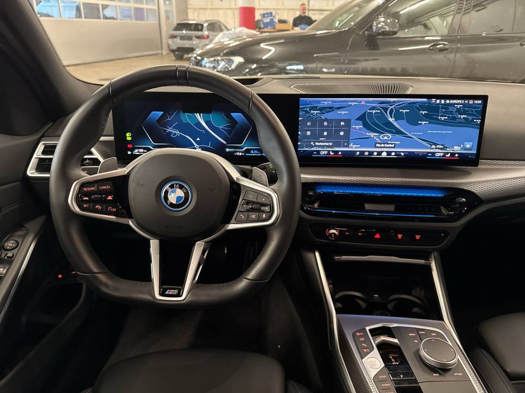 BMW 330e x DriveTouring Steptronic M Sport-image-12