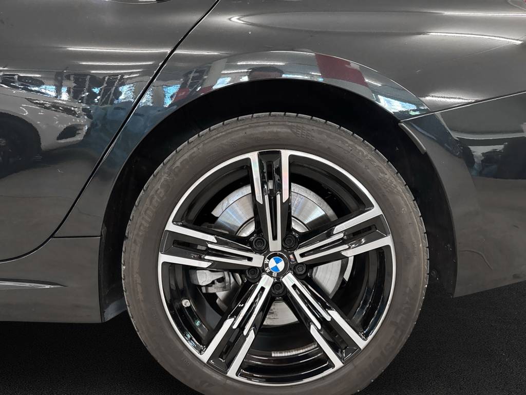 BMW 330e x DriveTouring Steptronic M Sport-image-9