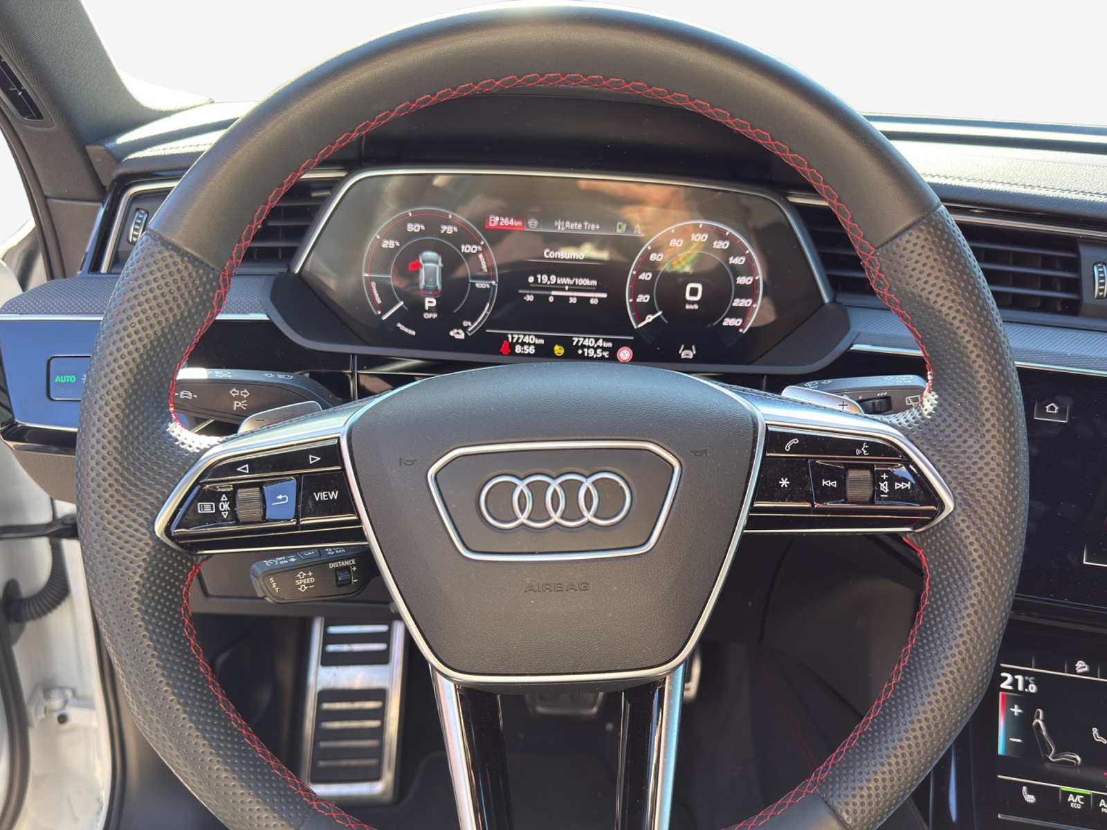 AUDI Q8 50 e-tron Black Edition quattro-image-9