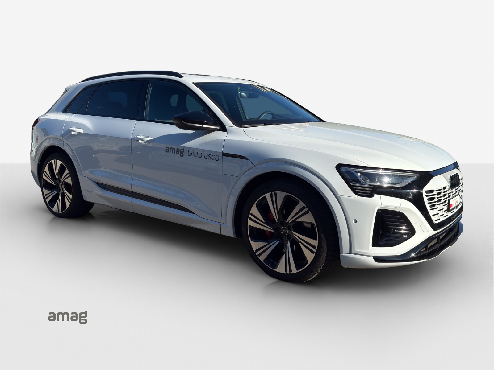 AUDI Q8 50 e-tron Black Edition quattro-image-5