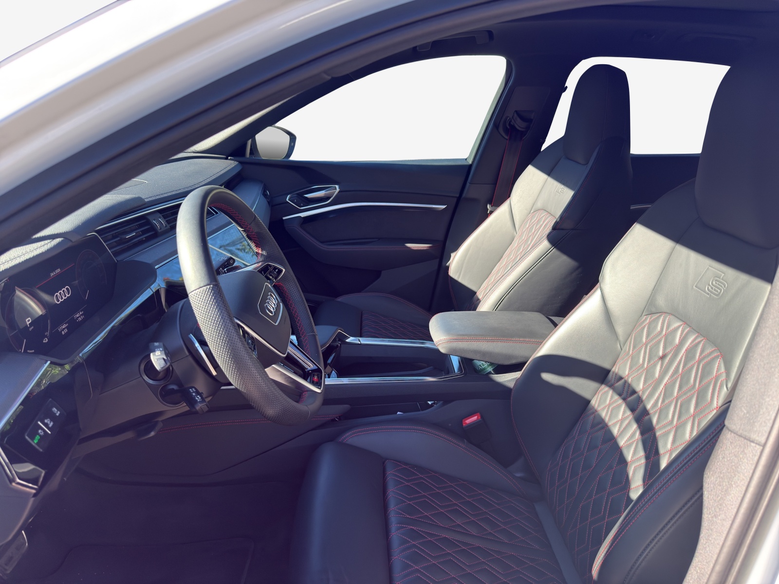 AUDI Q8 50 e-tron Black Edition quattro-image-8