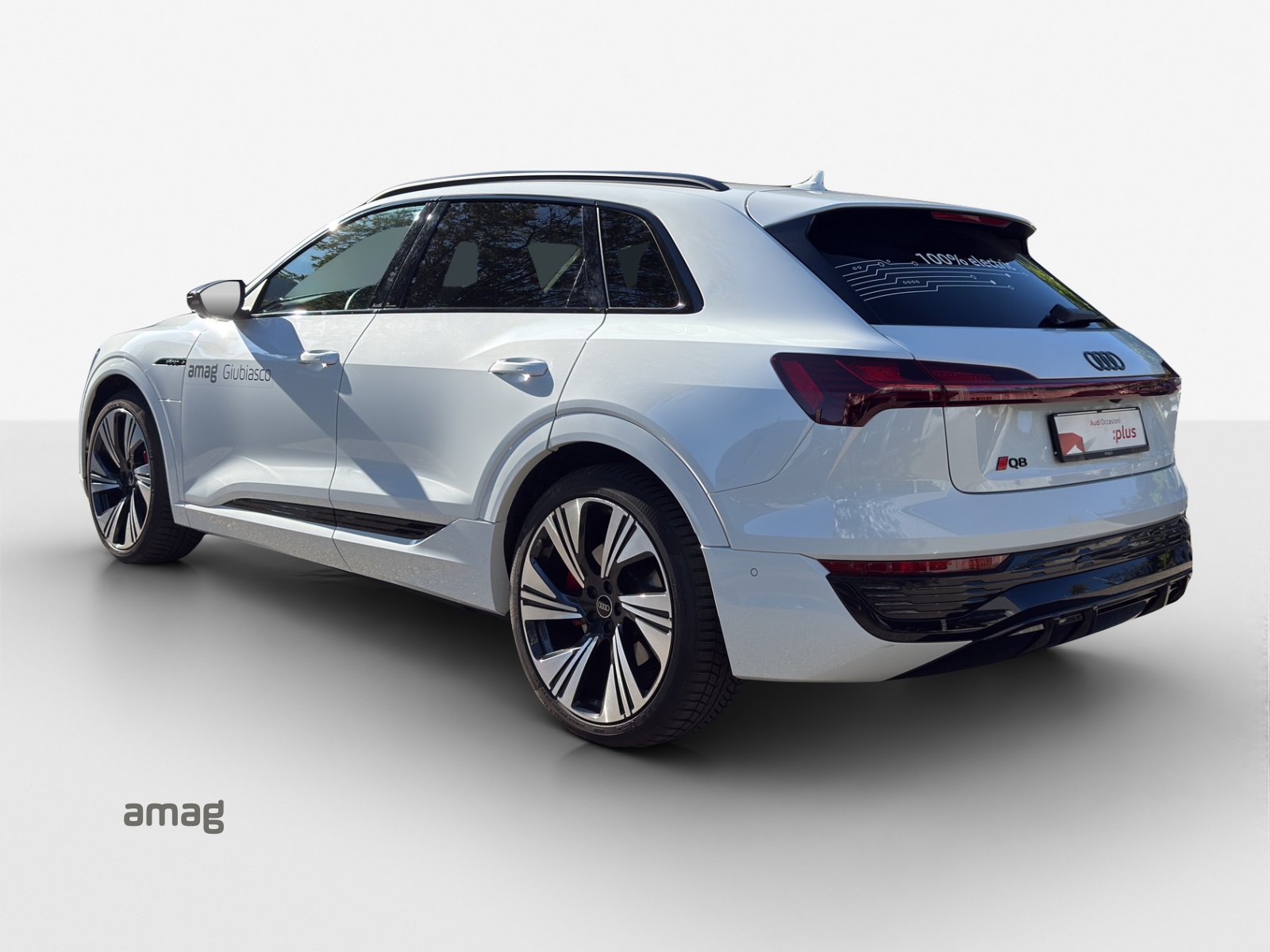 AUDI Q8 50 e-tron Black Edition quattro-image-2
