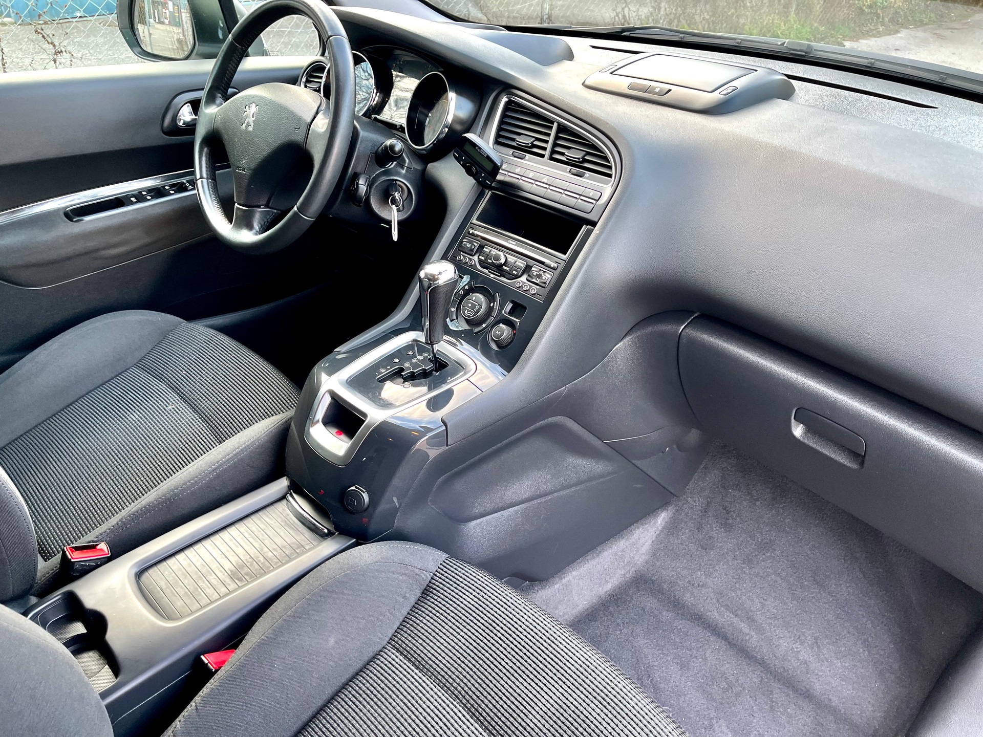 PEUGEOT 5008 1.6 HDI Sport EGS6-image-22