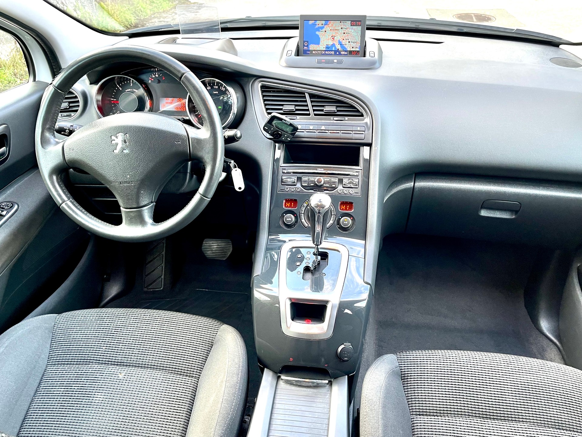 PEUGEOT 5008 1.6 HDI Sport EGS6-image-1