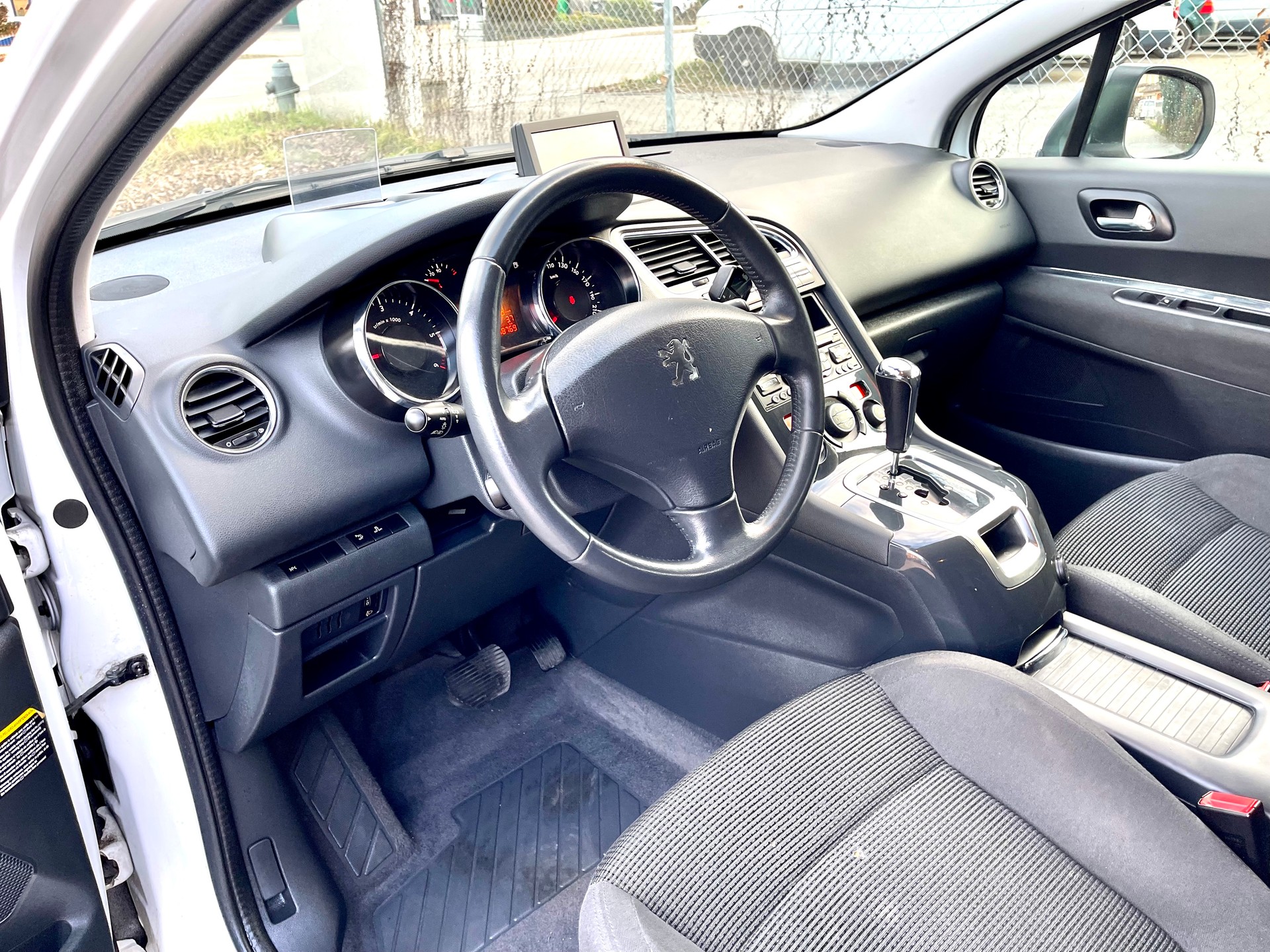 PEUGEOT 5008 1.6 HDI Sport EGS6-image-15