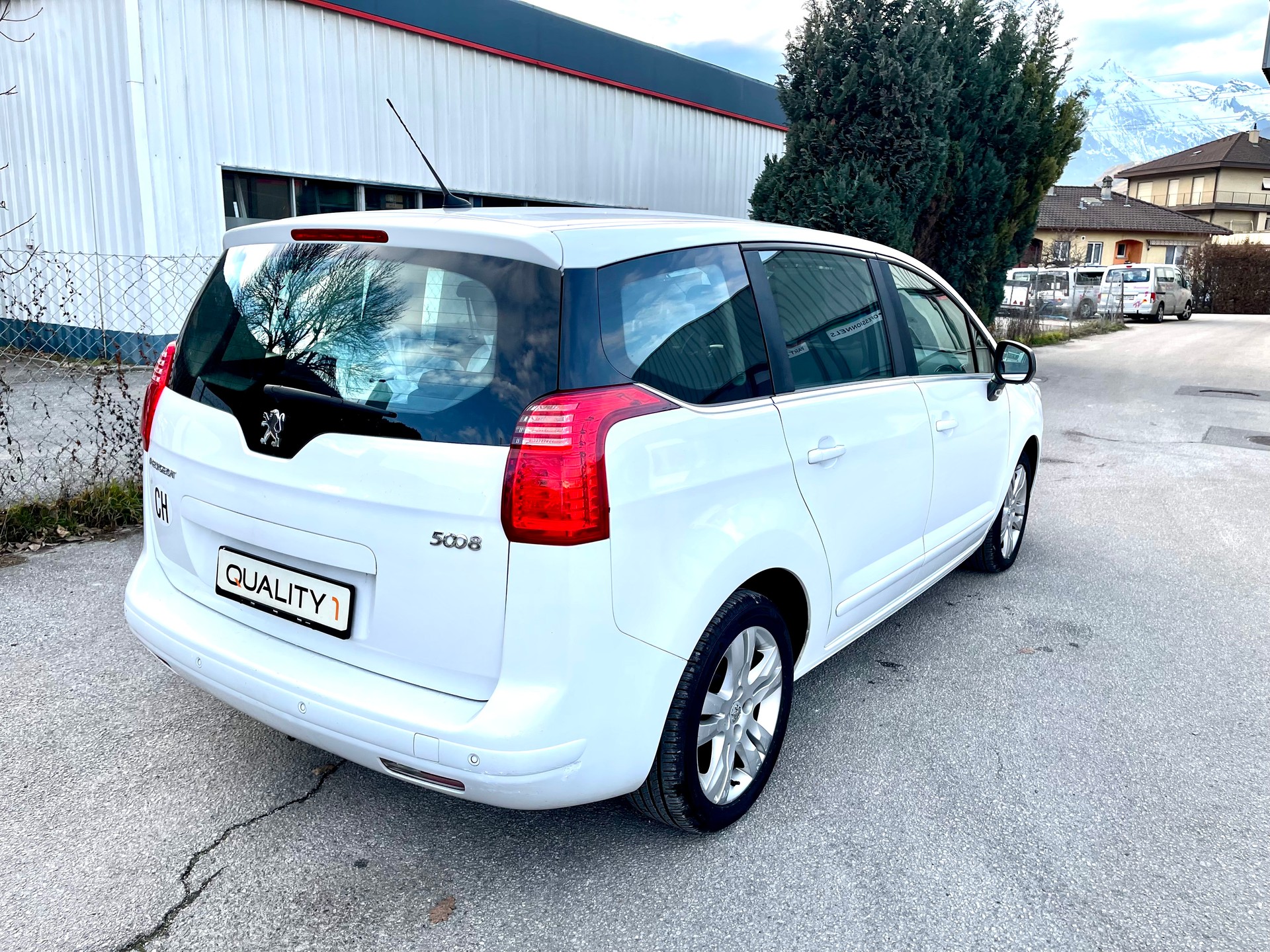 PEUGEOT 5008 1.6 HDI Sport EGS6-image-17
